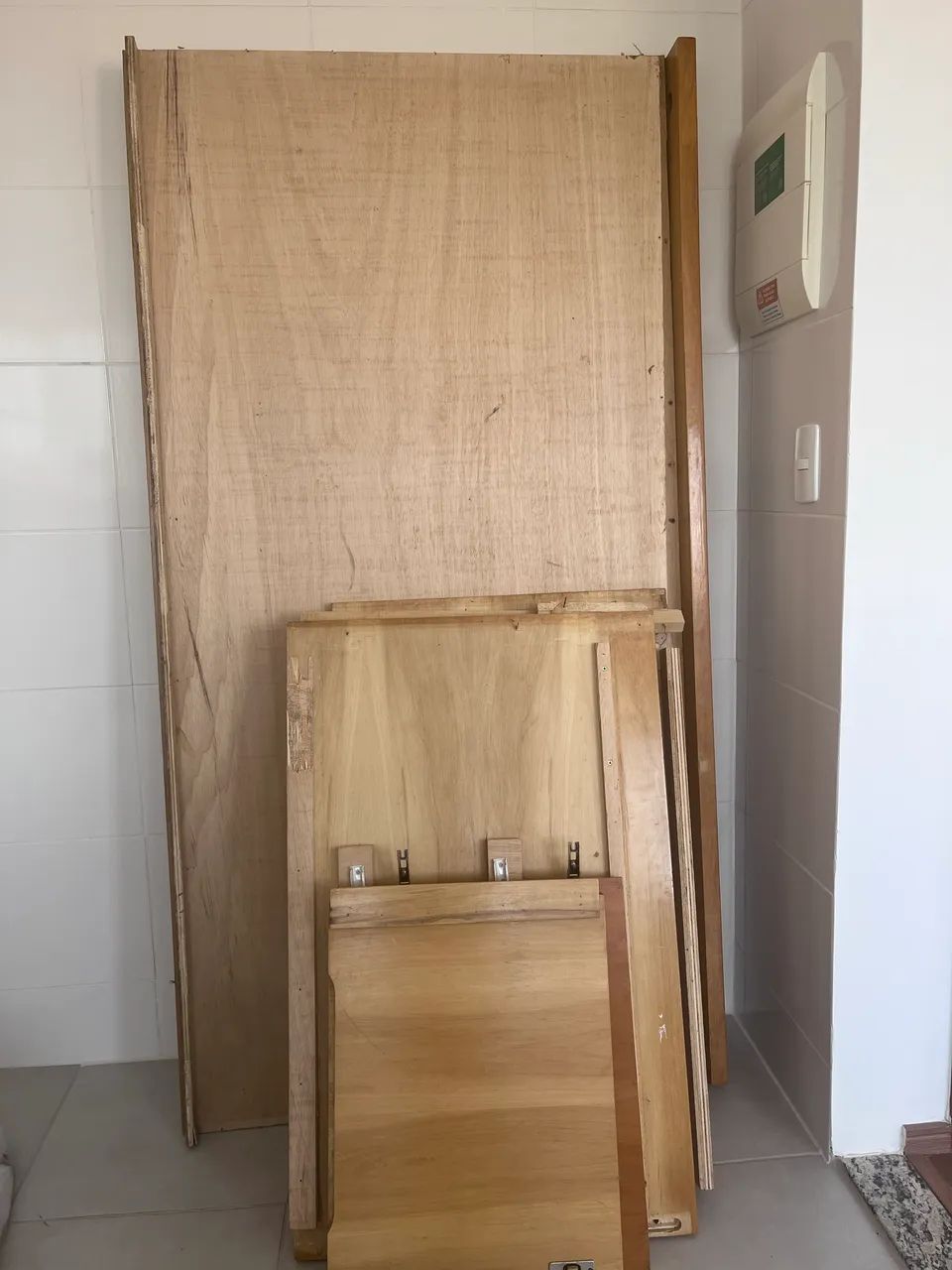 Cama baú de madeira desmontada com baú e gavetas 