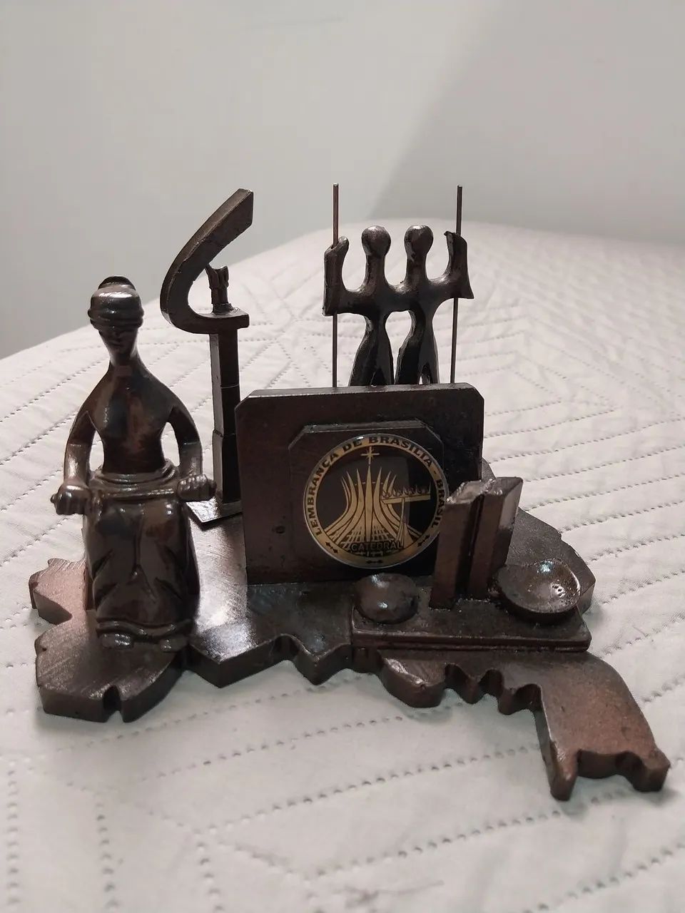 Suporte de canetas e papéis. Peça decorativa jurídica exclusiva de Brasília/DF