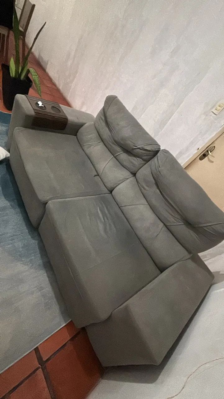 Em ótimo de uso sofá retrátil 