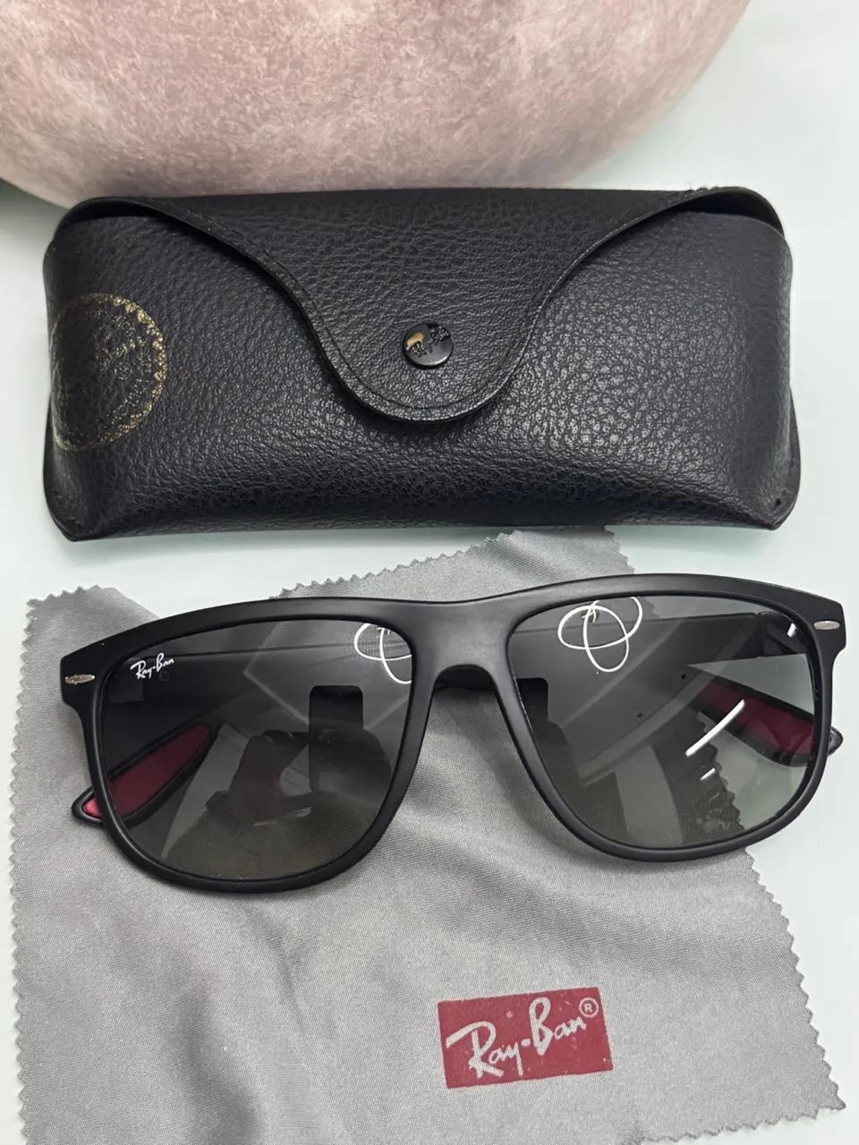 Óculos de sol Ray-Ban modelo scuderia 142.
