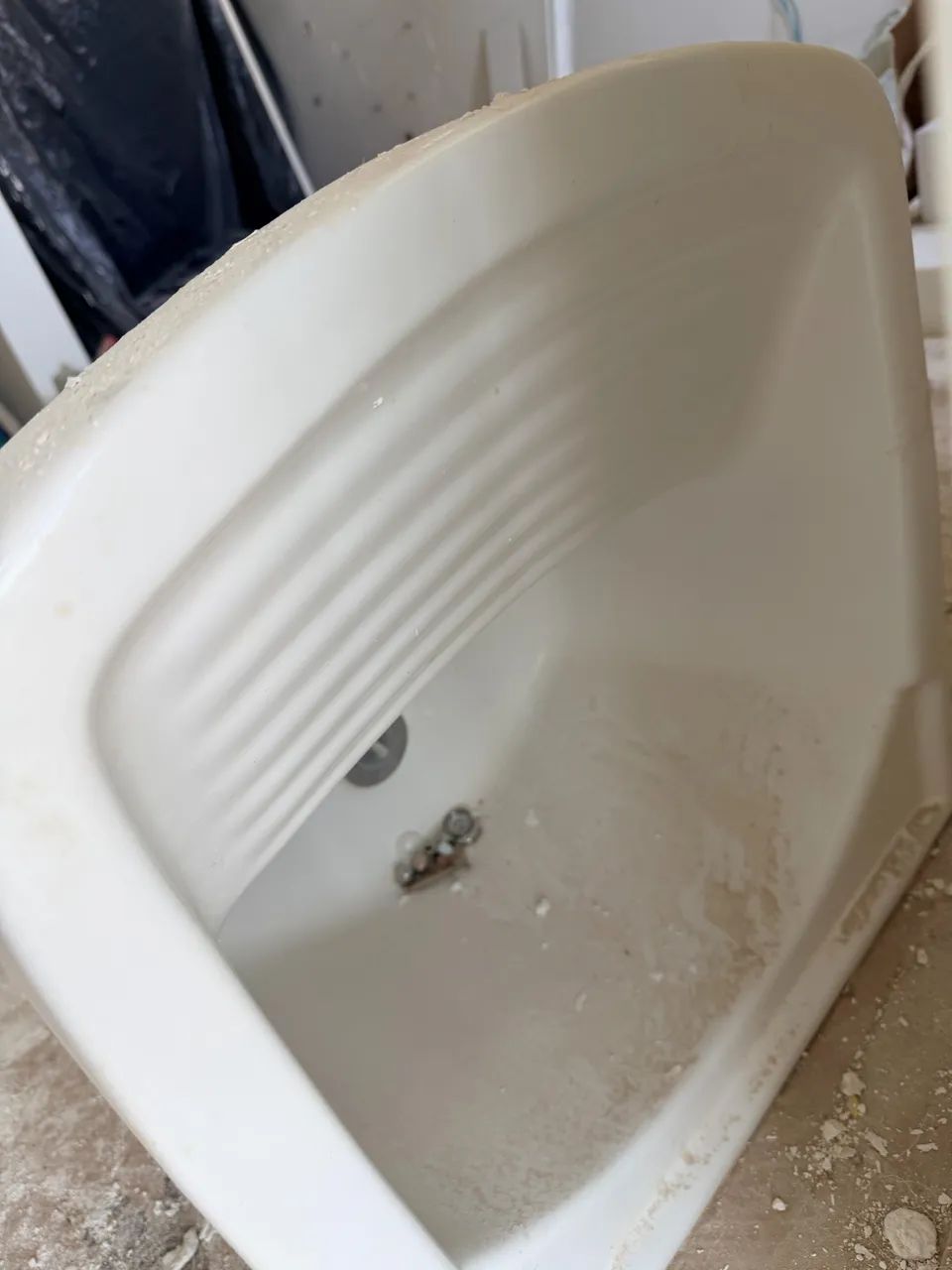 Tanque de louça com torneira de parede