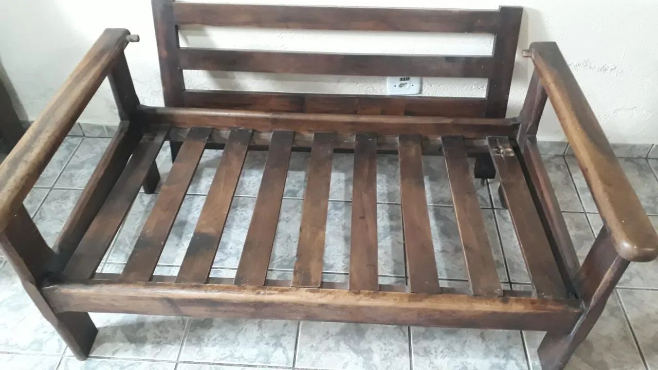 Sofá em madeira Imbuia, com almofadas em tecido 65704308674819123