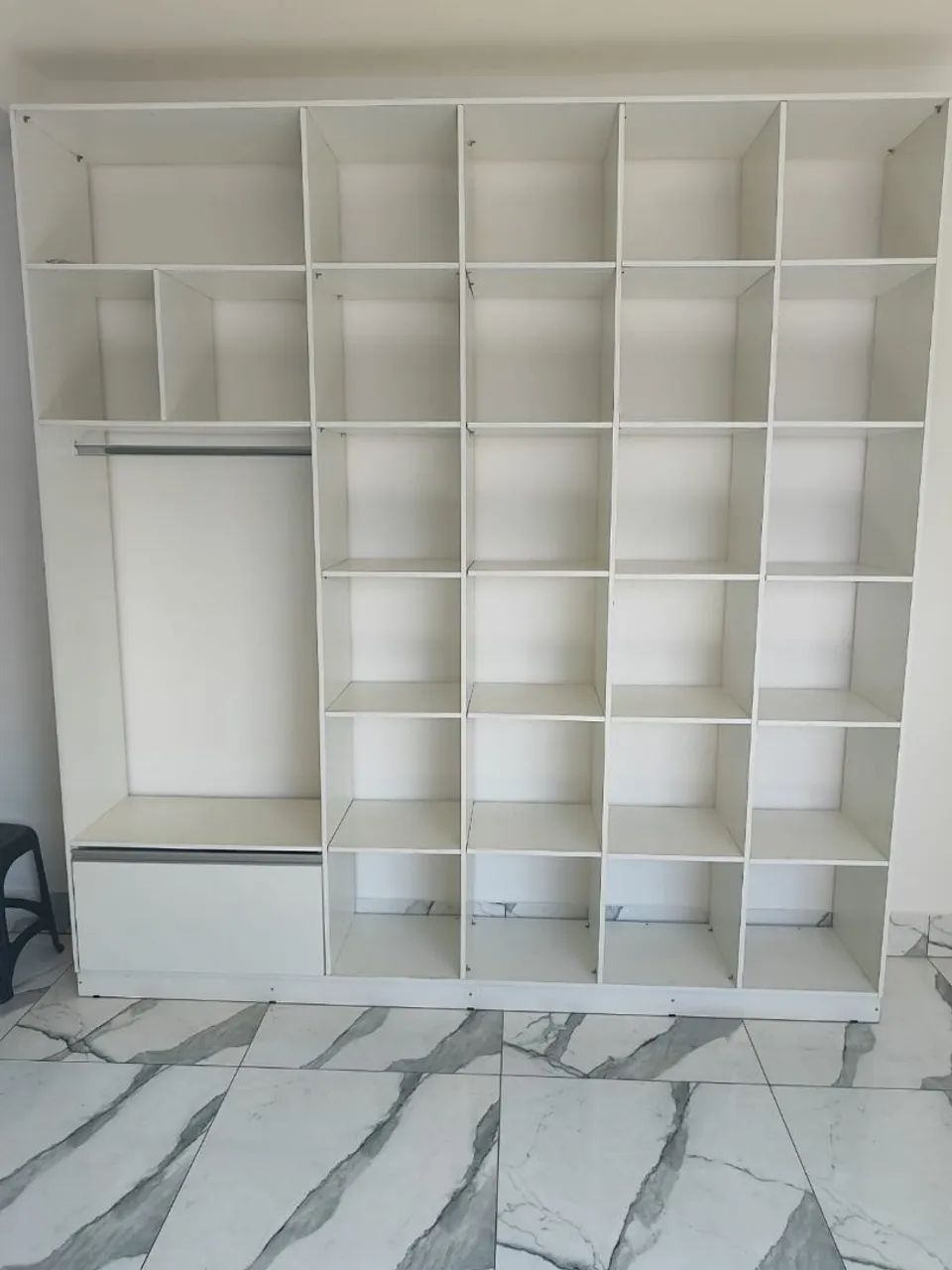 Estante expositora com nichos para loja