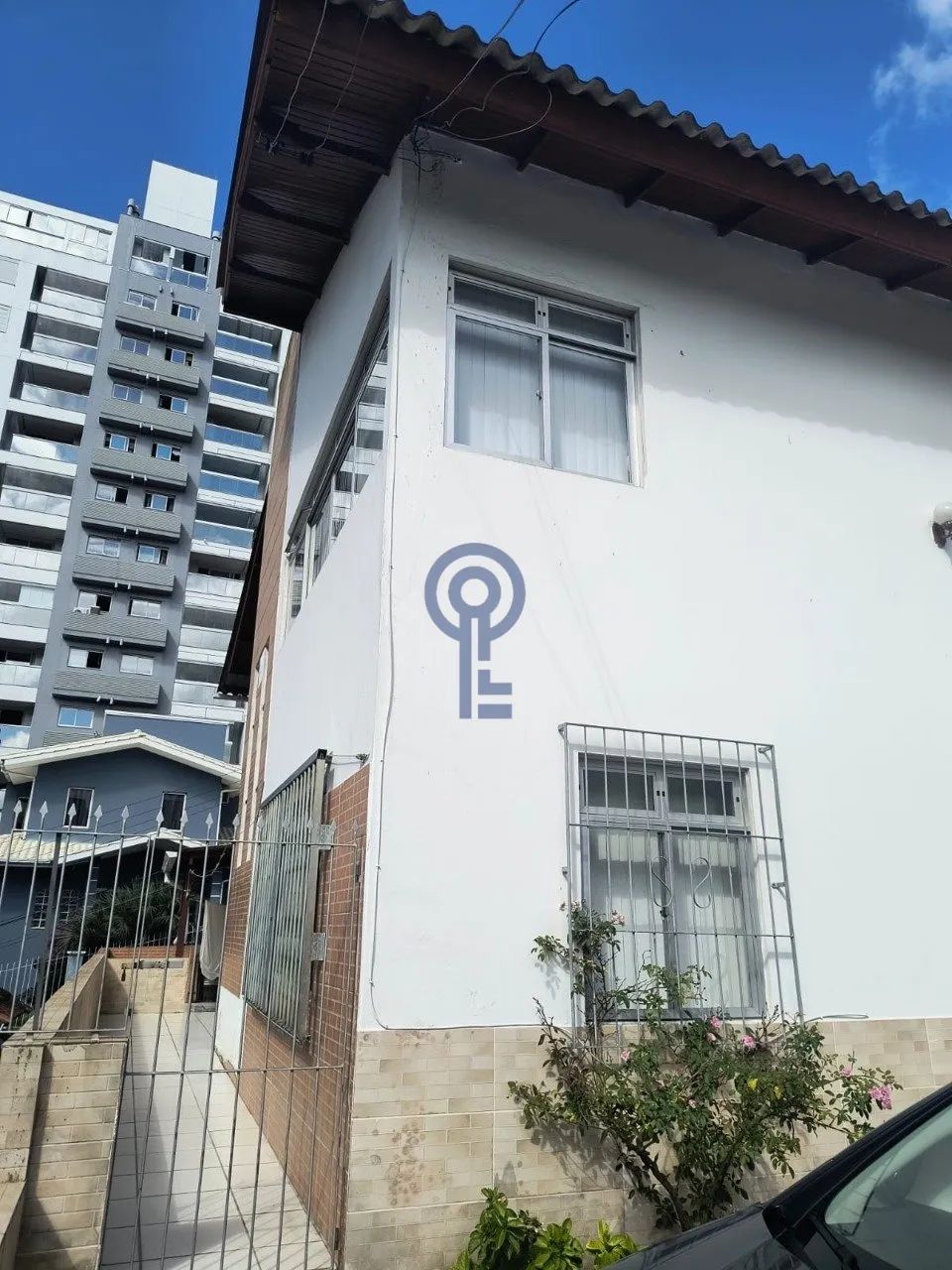 Casa com 4 dormitórios no Centro - Foto 2