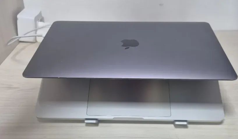 MacBook Pro 13? 2019 i5 2.4GHz 8GB 256GB SSD Touch Bar - 4