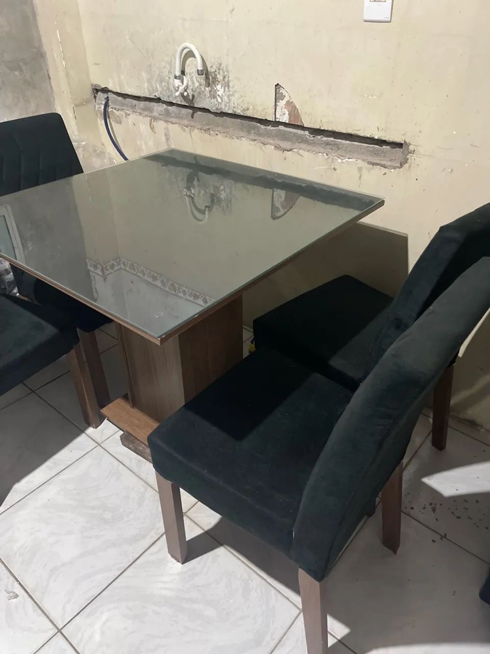 Mesa de jantar com 4 cadeiras - tampo de vidro preto - Foto 2