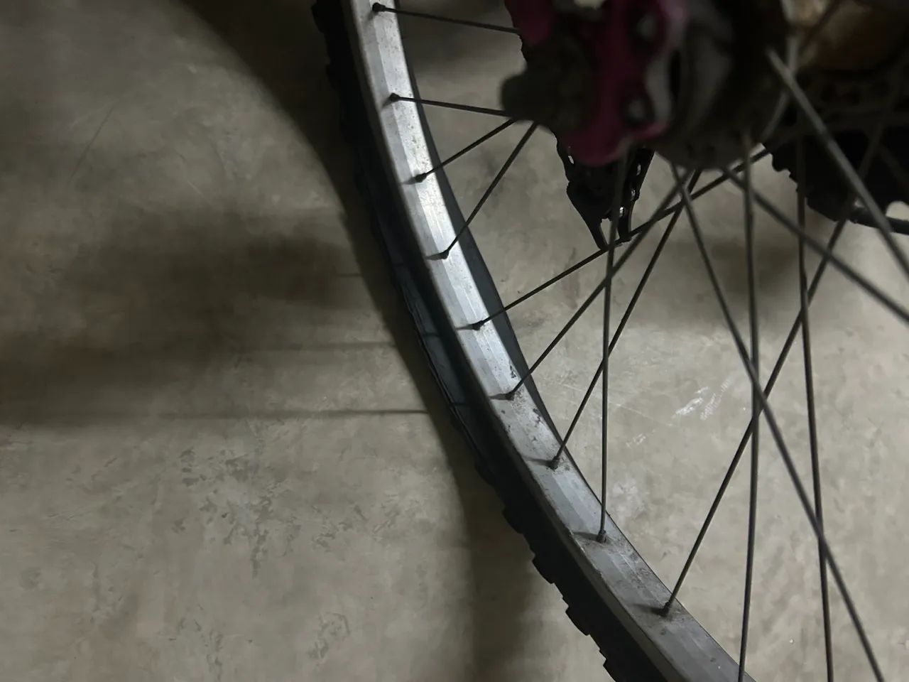 Bicicleta aro 26 com roda traseira com defeito - Foto 2