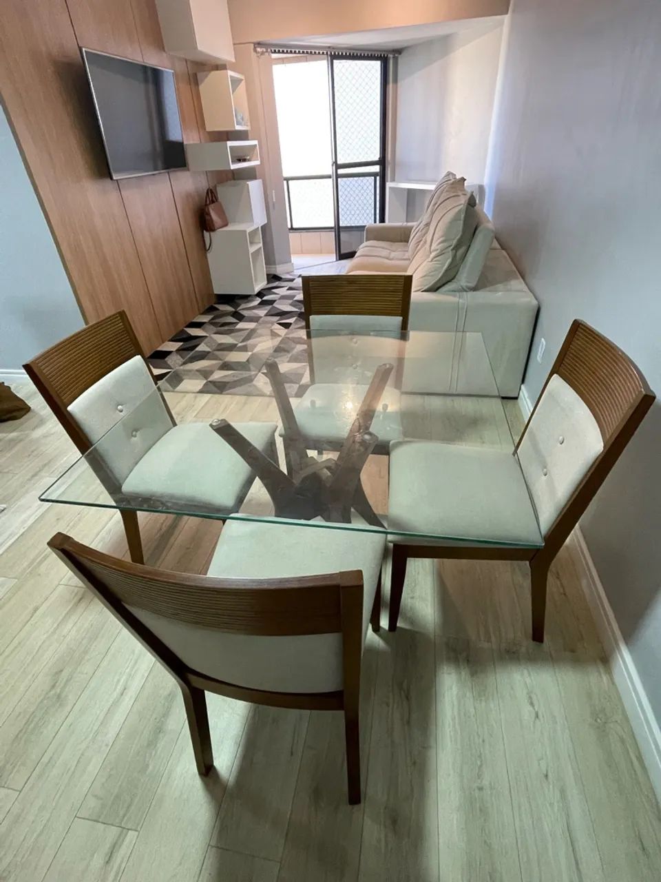 Mesa quadrada com cadeiras 