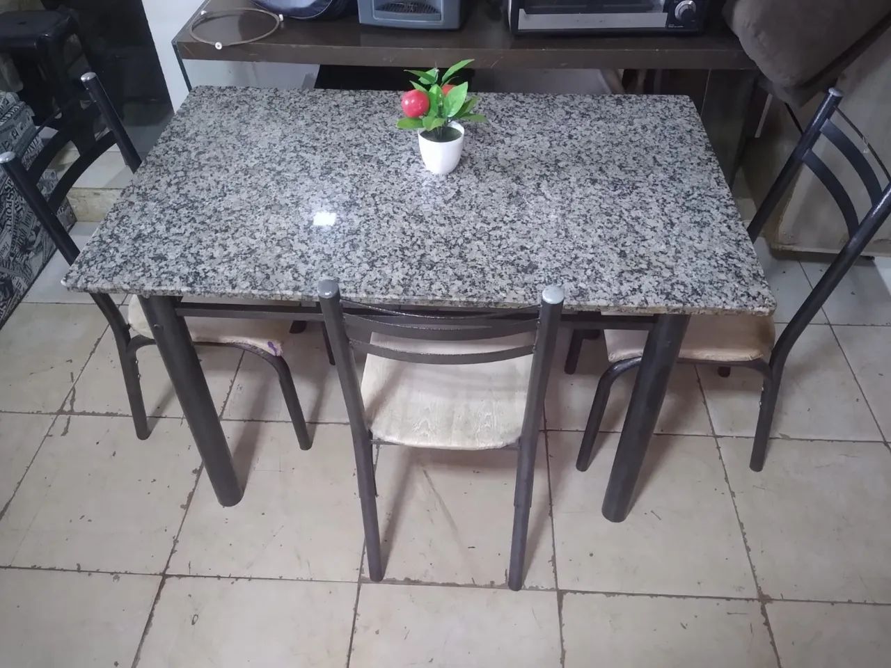 Mesa com 3 cadeiras 