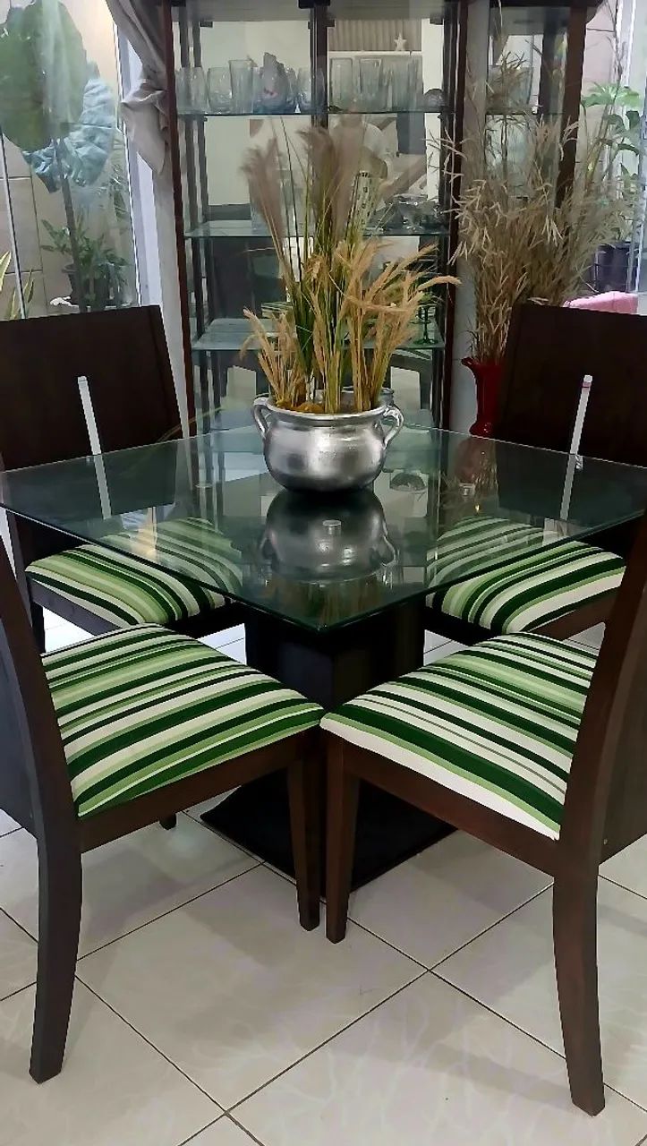 Mesa de Madeira com 4 Cadeiras 
