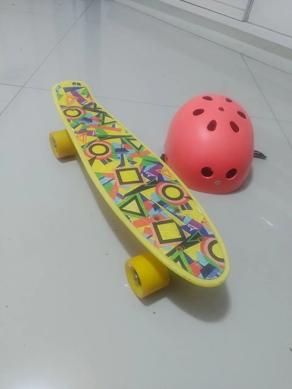 Skate infantil com capacete 