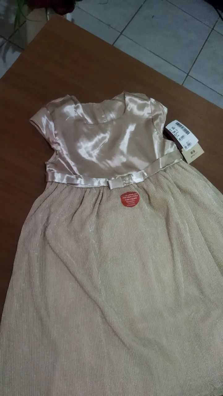 Vestido infantil champanhe lindíssimo cetim saia plissada, lacinho com pedrinha de strass  - Foto 4