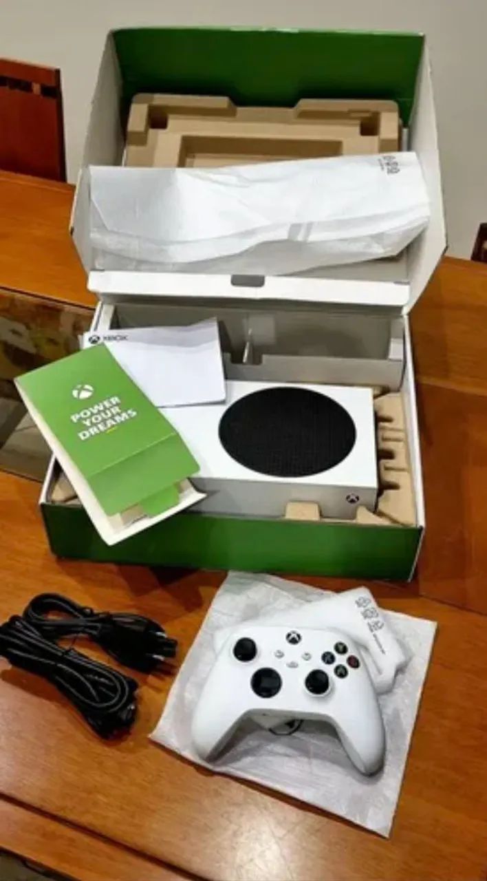 Xbox Series S na caixa com 1 controle 