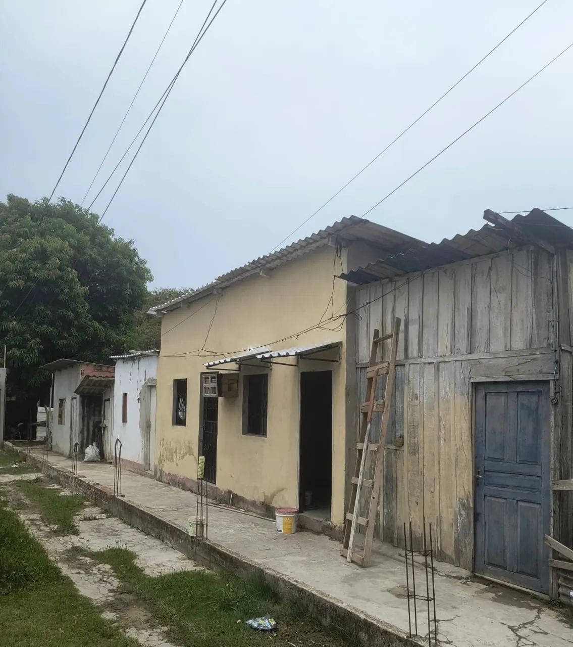 Lote com 4 kitinets e área  pra construir - Foto 4