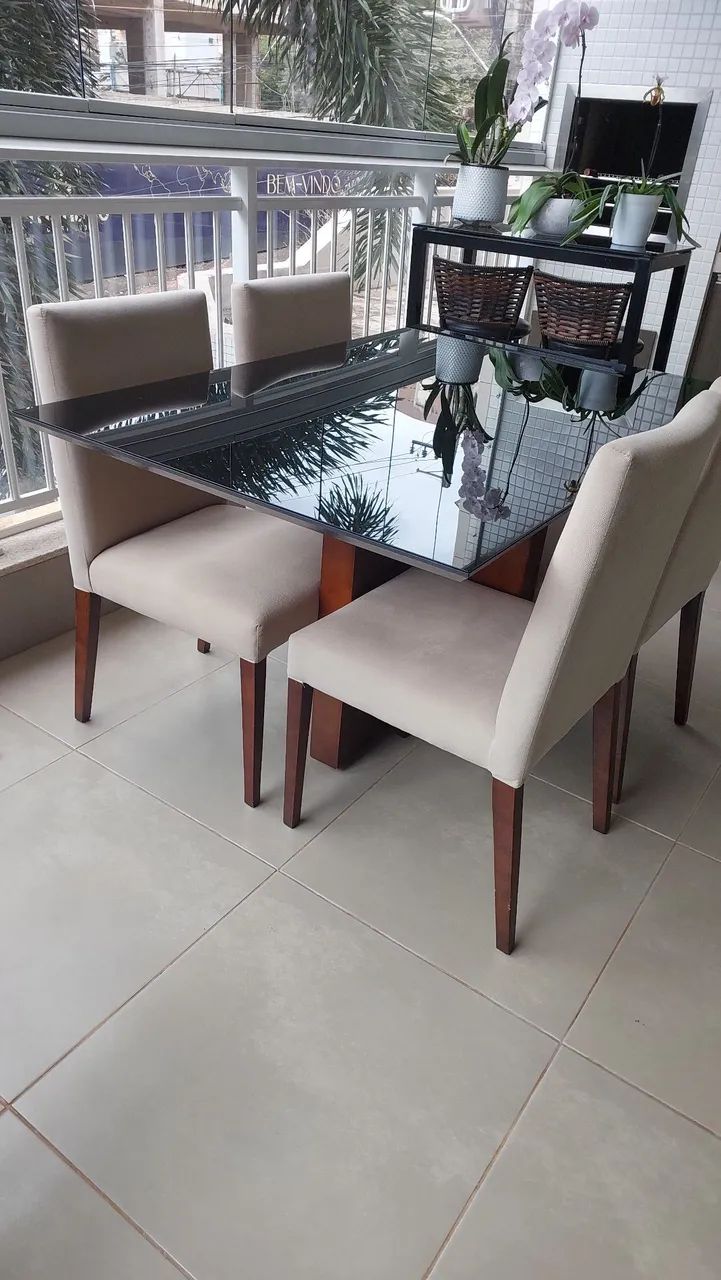 Jogo de Mesa com 4 cadeiras