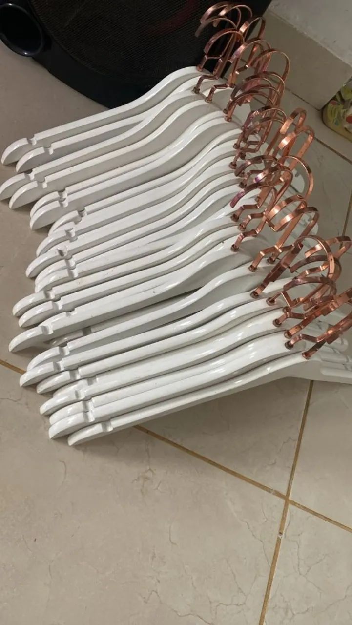 cabides brancos com gancho rosé para loja - Foto 3
