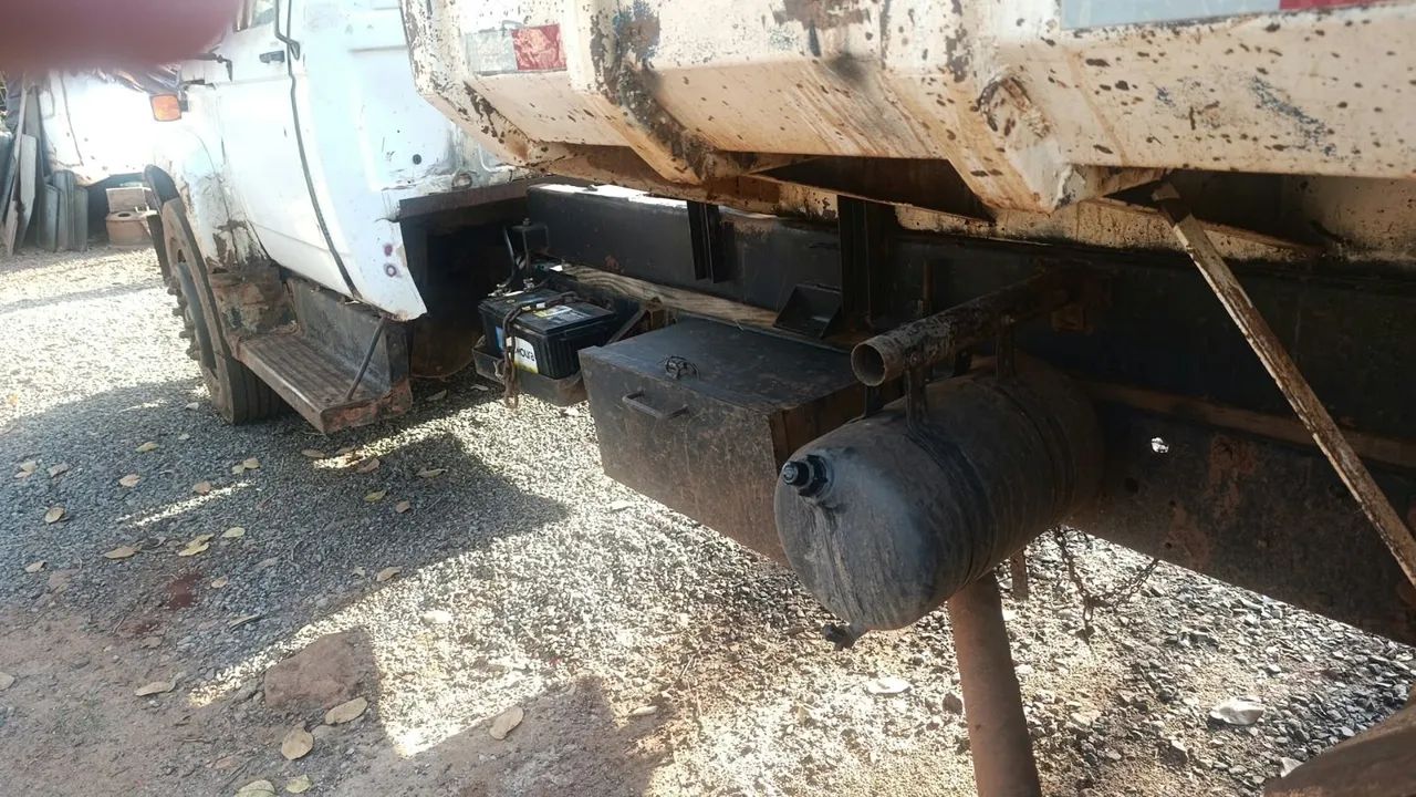 Vendo Caminhão Caçamba toco - Foto 2
