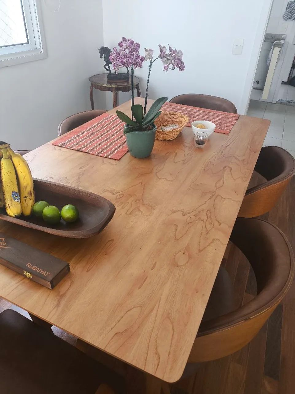 Mesa em madeira com 6 cadeiras em couro ecológico  - Foto 3