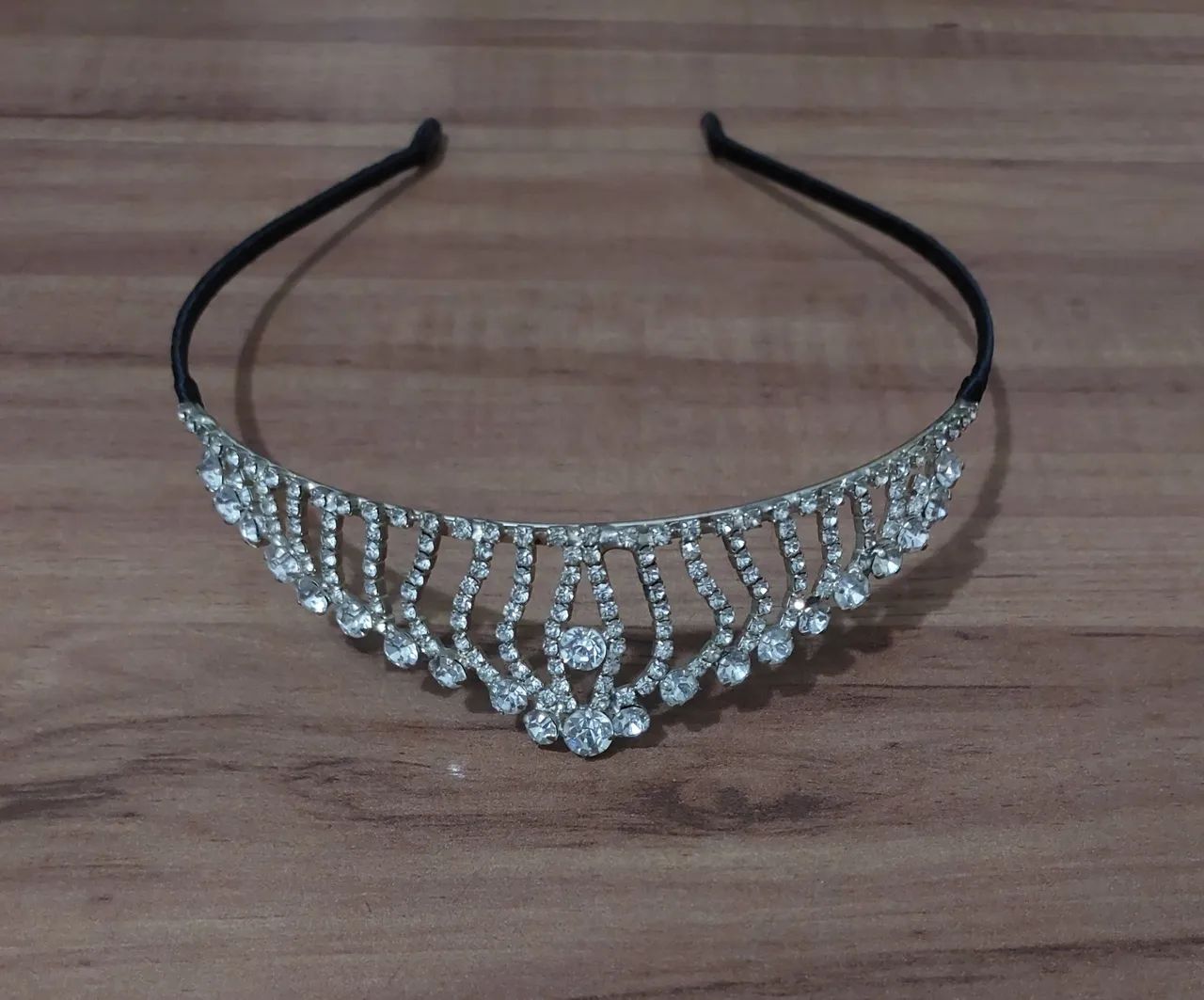Tiara de strass usada só uma vez.