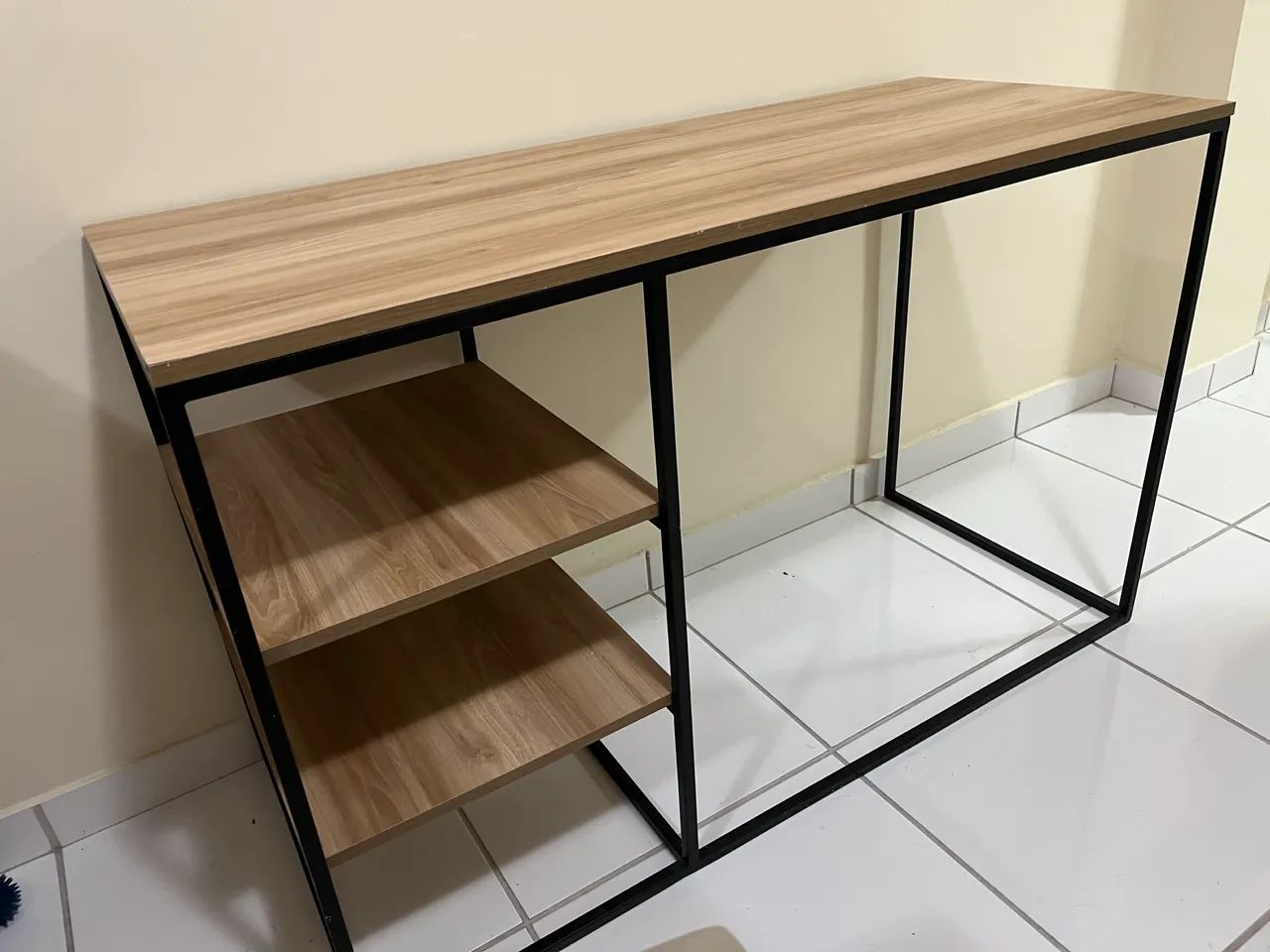Escrivaninha industrial com prateleiras