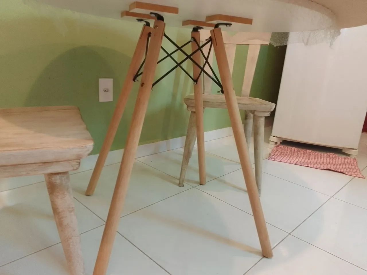 Mesa de jantar  com 2 cadeiras seminova - Foto 4