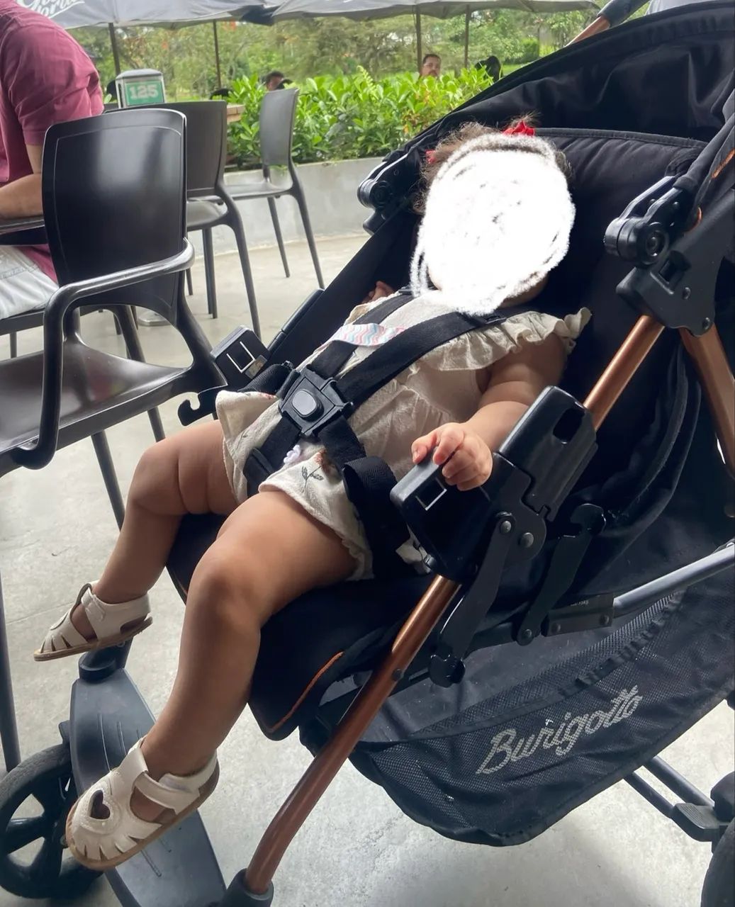 Carrinho de bebê com bebê conforto