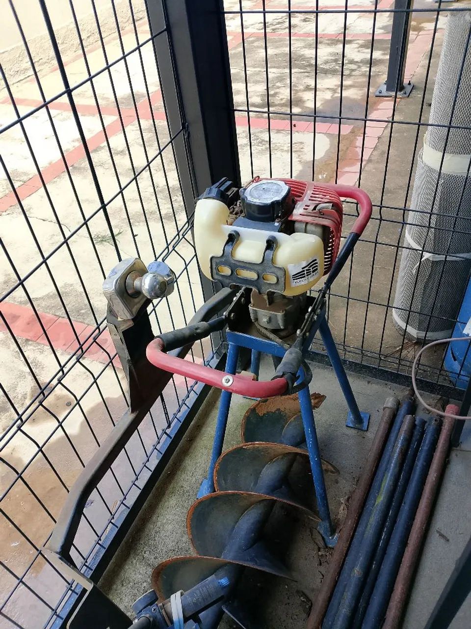 Trado motorizado a gasolina + brocas