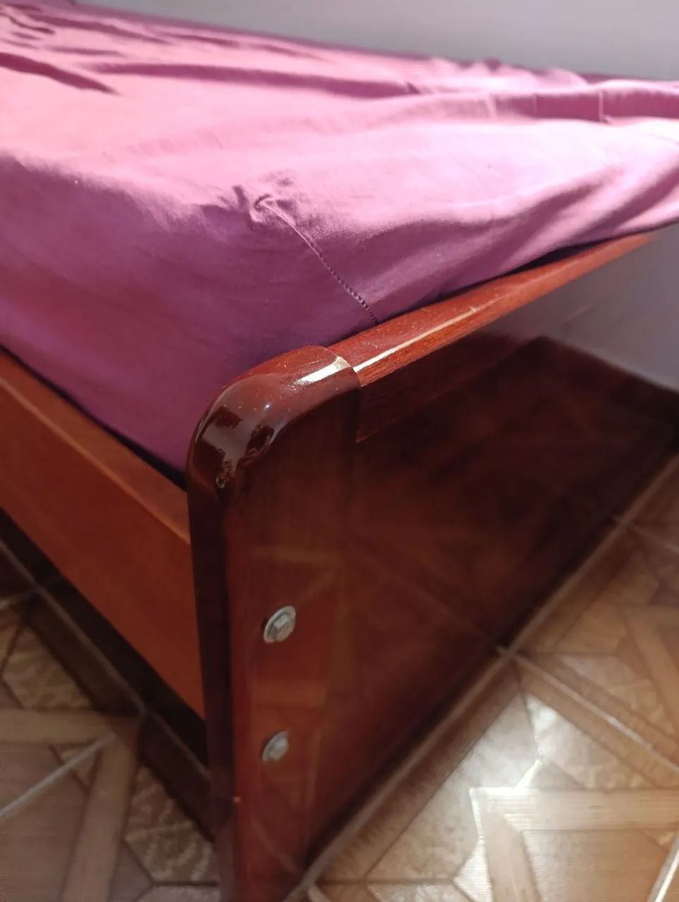 Cama de solteiro com mesa tipo escrivaninha, em mogno. - Foto 2