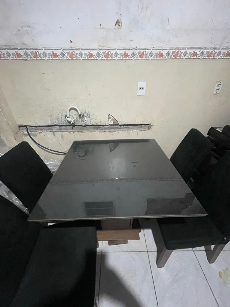 Mesa de jantar com 4 cadeiras - tampo de vidro preto