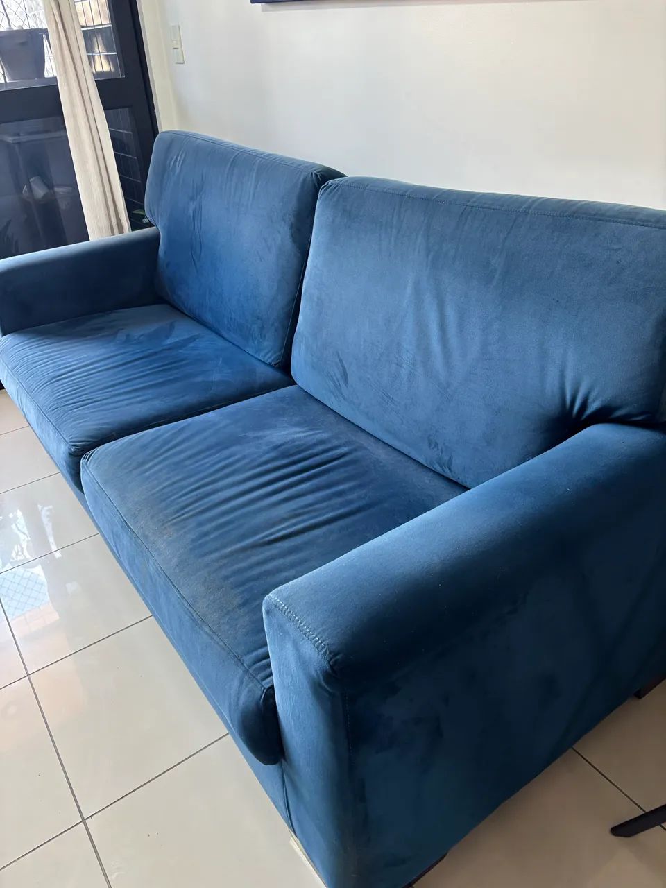 Vendo sofá 3 lugares em veludo  - Foto 5