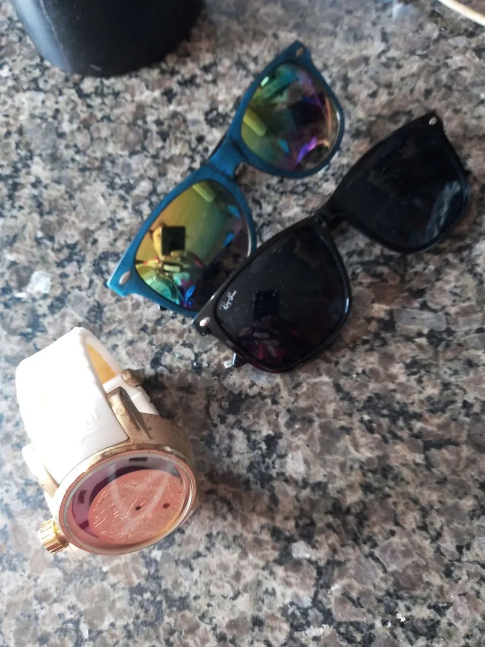 Oculos e relogio