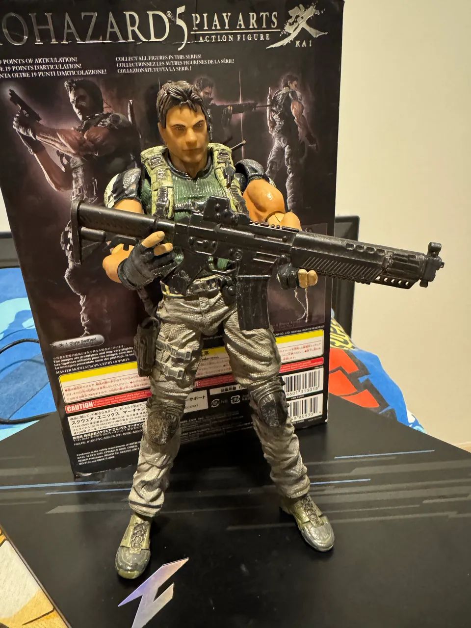 chris redfield resident evil 5  play arts kai   - Foto 3