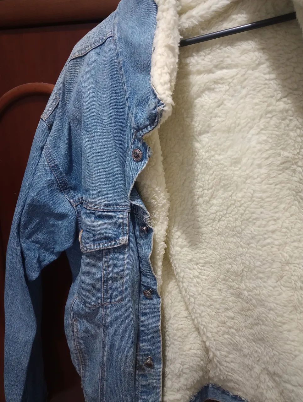 Jaqueta jeans com fundo lã de carneiro, praticamente nova - Foto 3