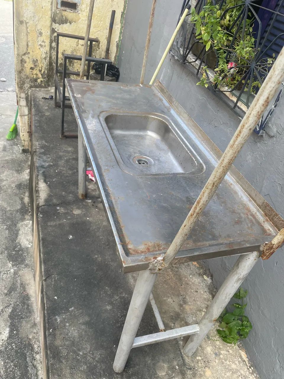Bancada Industrial de Inox com Pia (Cuba Central) - Ideal para Comércio / Cozinha - Foto 2
