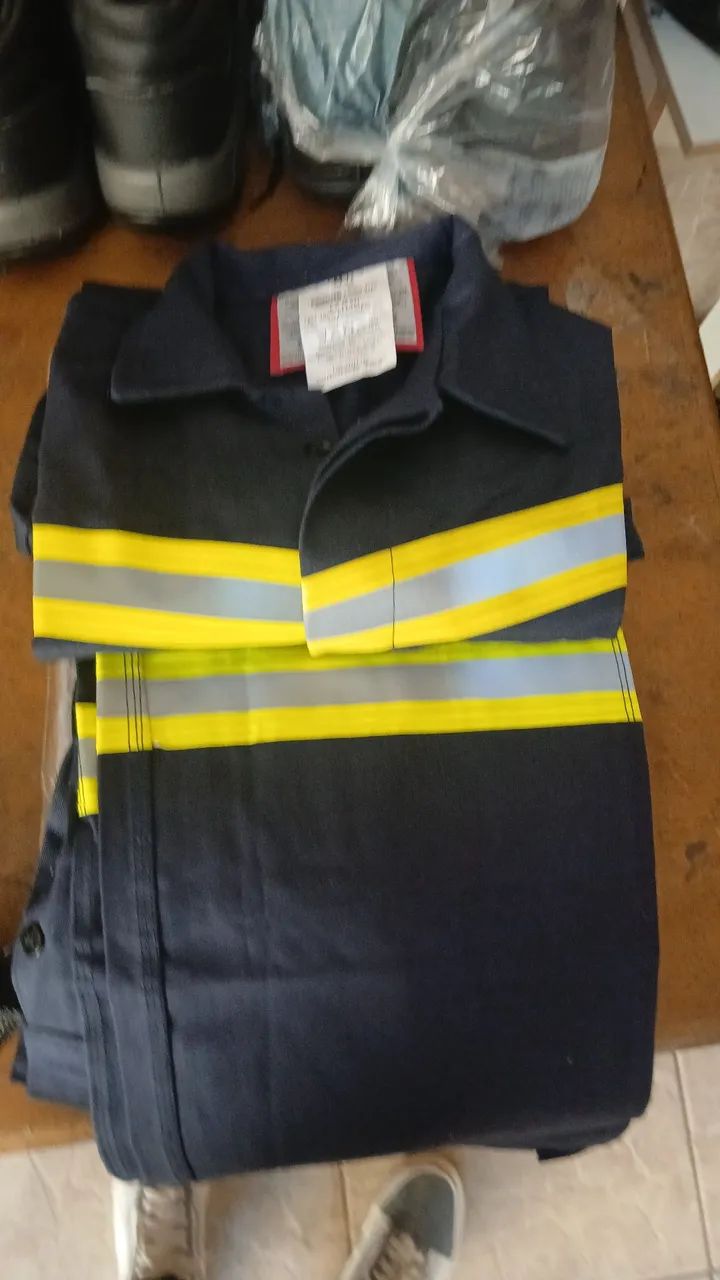 Uniformes, Botas,cinto de segurança  novos. - Foto 3