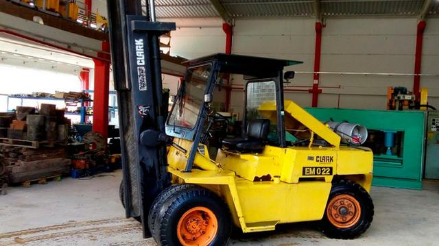 Vendo ou alugo Empilhadeira GLP 7 toneladas Clark C500 Y155 - Foto 2