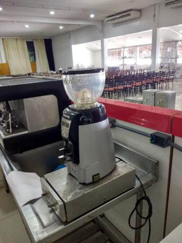 Máquina de café expresso 3 grupos com Moinho eletrônico, perfeito estado de conservação - Foto 4