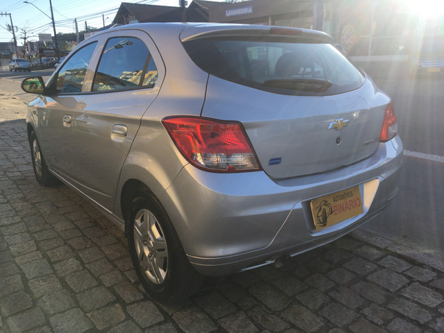 Onix joye 1.0 2017 muito novo km baixo - Foto 6