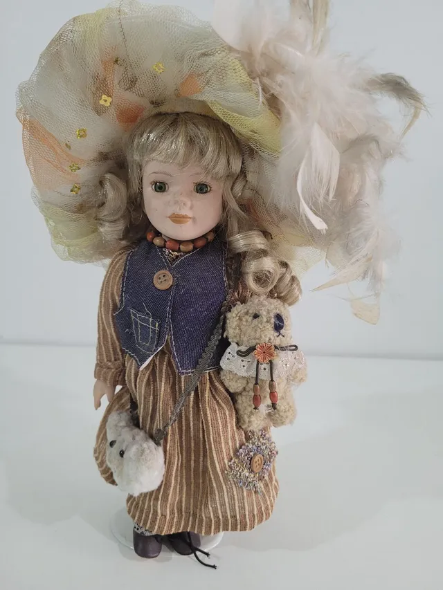 Boneca Antiga De Porcelana Com Roupa De Época Com Suporte