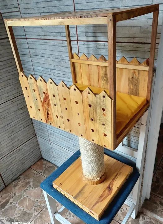 Cama/arranhador para gatos em madeira 