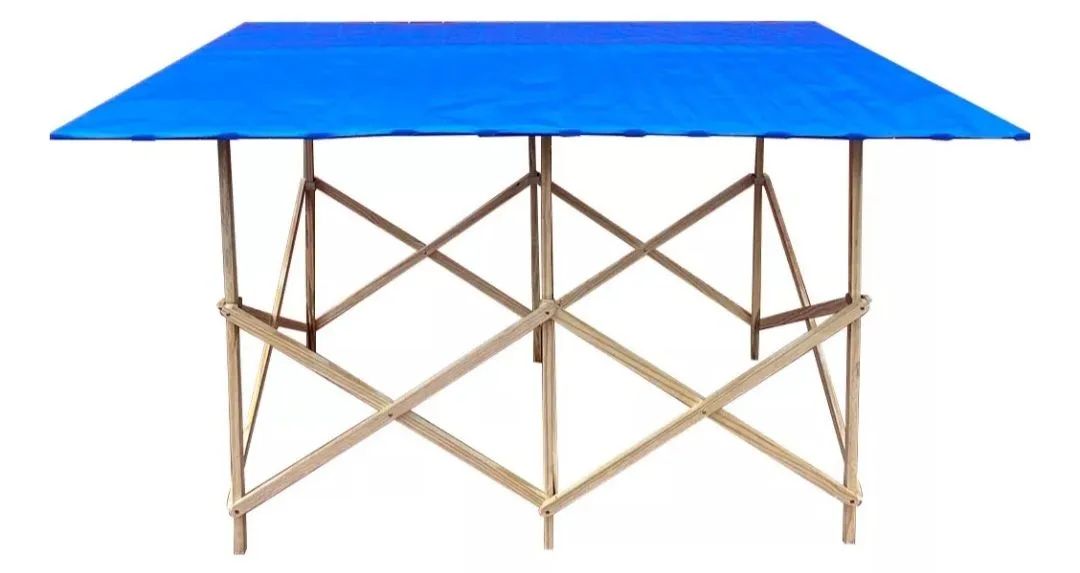 Mesa dobrável de madeira com cobertura azul