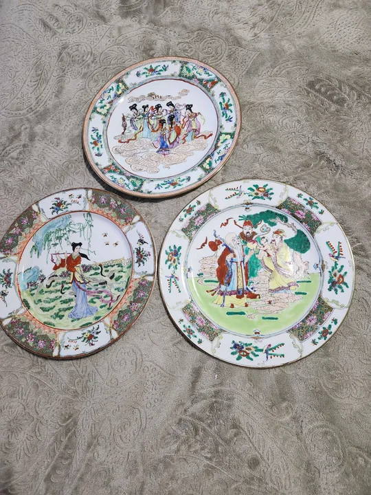 Lindos pratos em porcelana antigos selo vermelho