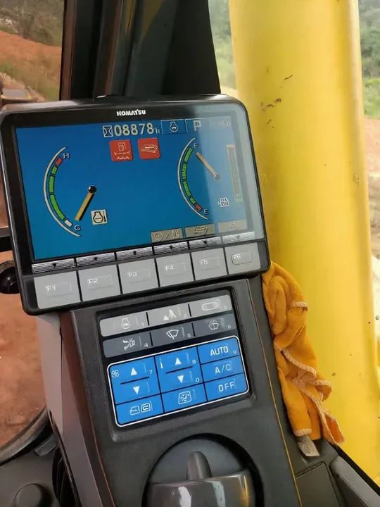 Escavadeira Komatsu PC200 ano 2015 (repasse) - Foto 4