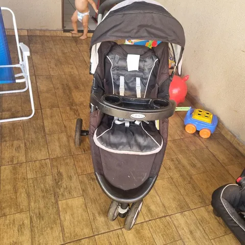 Carrinho de bebê + bebê conforto + base
