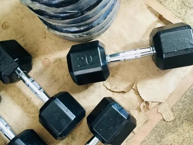 Dumbell Hexagonal Pintado Par de 10 kg a 20 kg + Suporte  - Foto 2