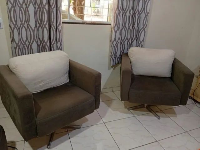 Vende-se duas cadeiras. 