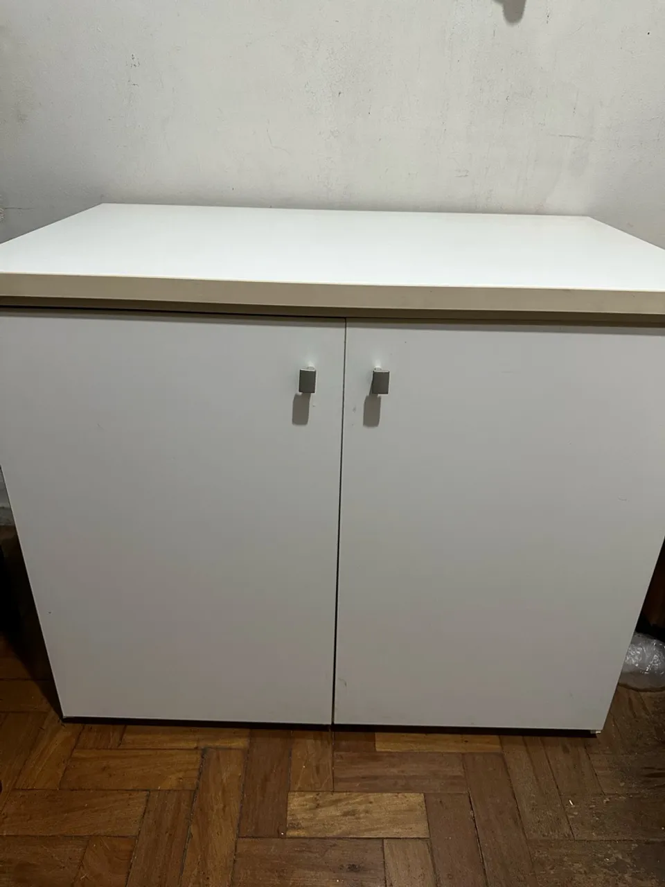 Armário branco com duas portas pouquíssimo uso