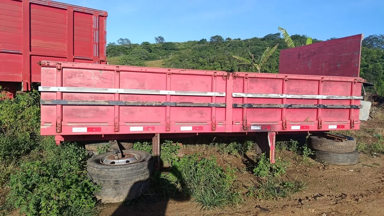 Carroceria de Caminhão Vermelha