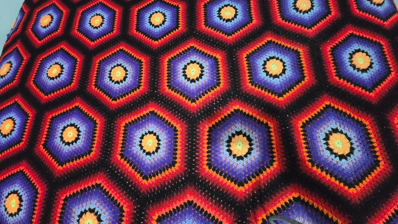 Colcha de crochê em estilo hexagonal - Foto 4