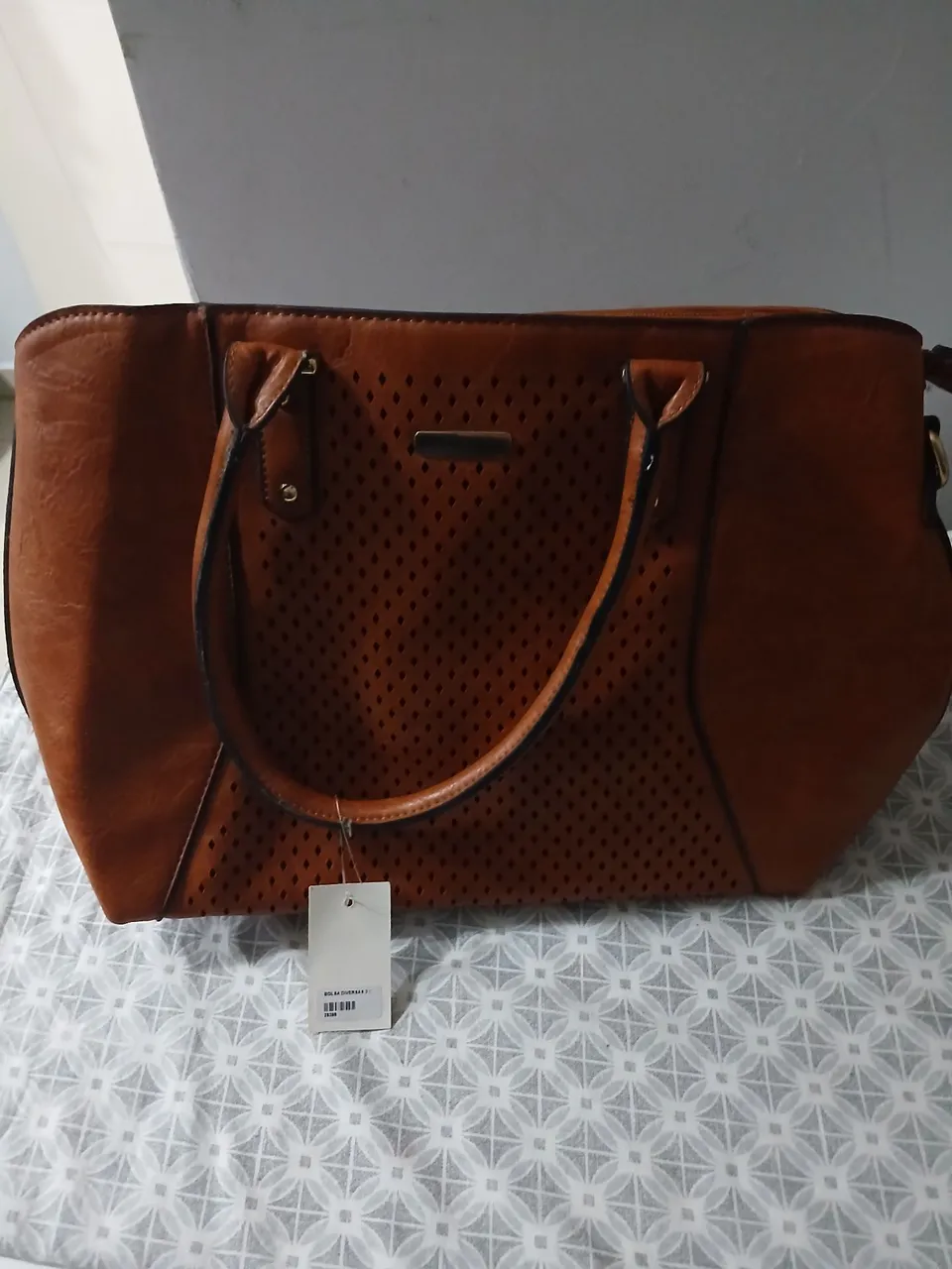 Bolsa de Mão Marrom com Detalhes Perfurados